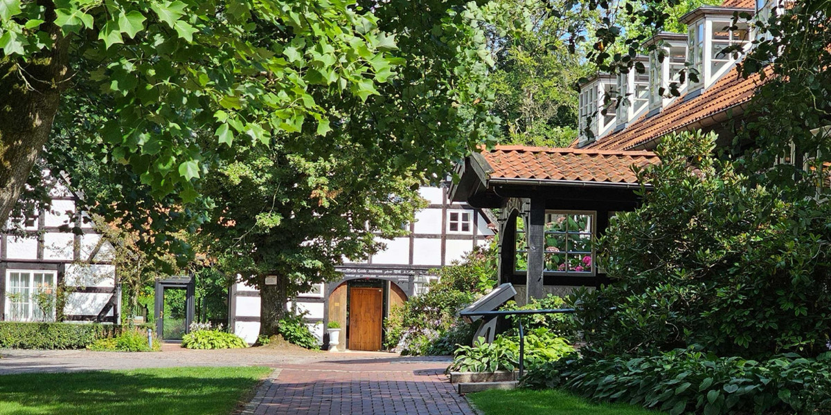 Fachwerkfassade des Forsthaus Heiligenberg, eingerahmt von altem Baumbestand