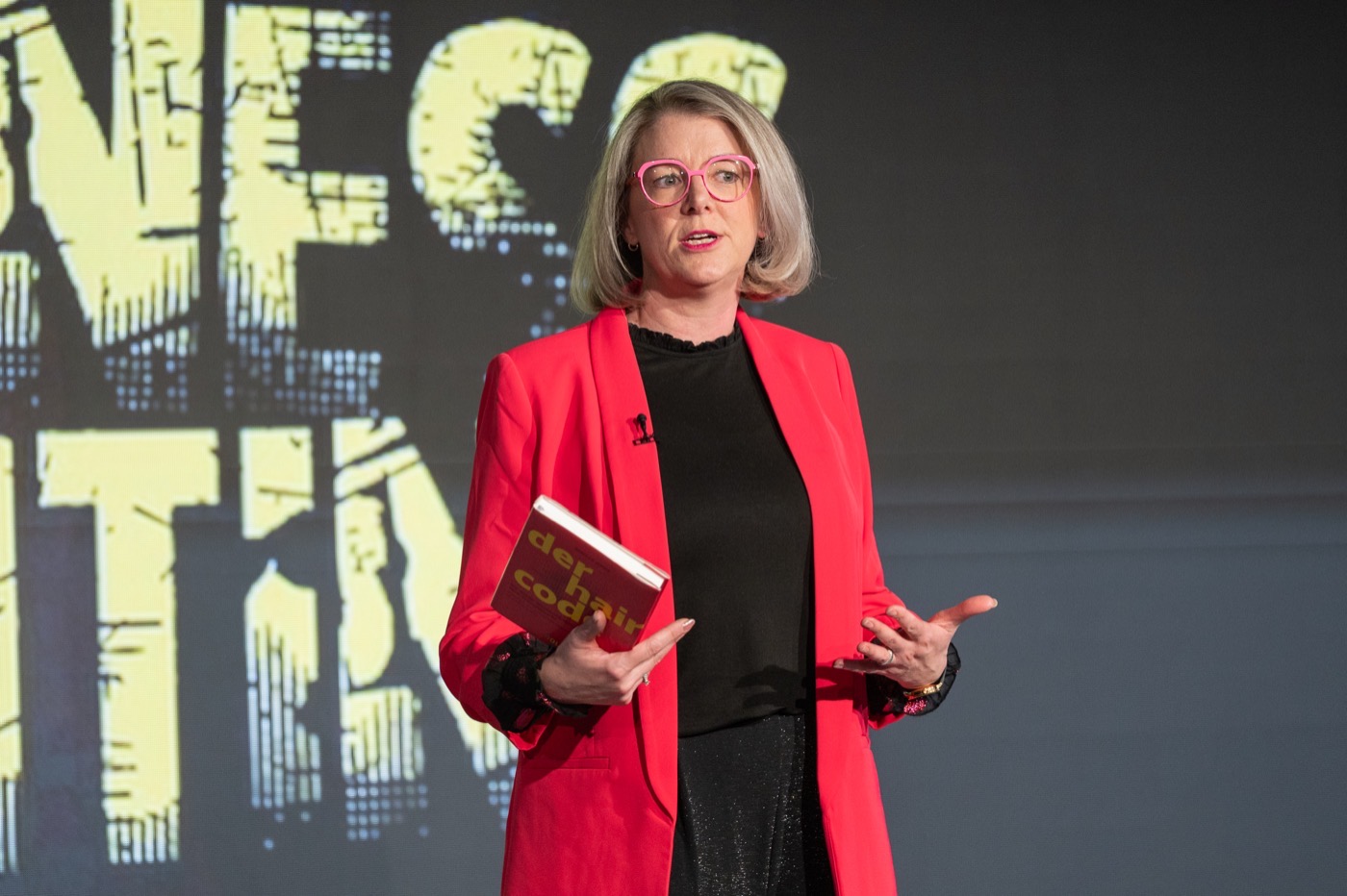 Rebecca Maria Jesske hält eine Keynote und zeigt dabei ihr Buch „der hair code“